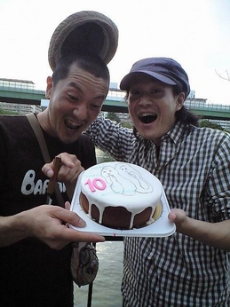 祝10ｔｈケーキ01.JPG
